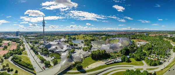 Um belo dia em Munique, drohne tiro do popular Parque Olímpico — Fotografia de Stock