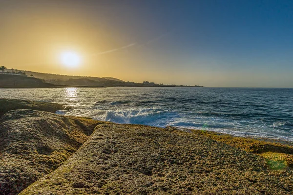 Beau coucher de soleil sur les eaux de mer ondulantes et pierres d'eau sur une journée d'été. Fond d'écran et paysage naturel — Photo