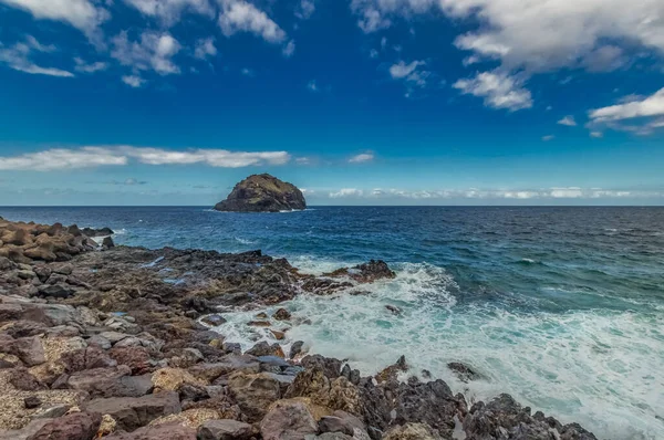 Een rotsachtig strand met kleine golven op Tenerife eiland - Canarische Eilanden — Stockfoto