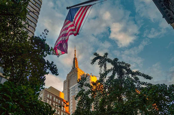 Χαμηλή Προοπτική Φωτισμένο Empire State Building Στη Νέα Υόρκη Και — Φωτογραφία Αρχείου