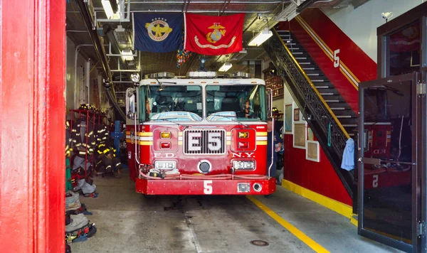 纽约消防局的一辆消防车 — 图库照片