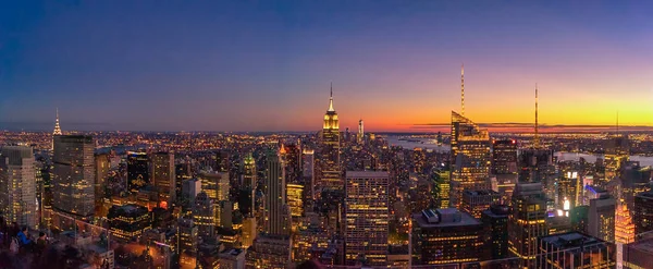夕暮れ時のニューヨークのスカイラインのパノラマビュー — ストック写真