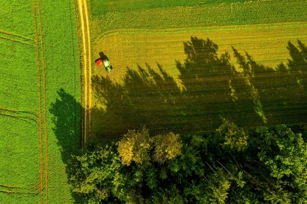 Vista aérea del área de la granja con tractor de pie en la luz de la noche —  Fotos de Stock