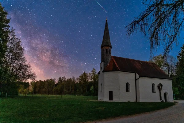 El impresionante Milkyway, estrellas para soñar, una maravillosa noche estrellada frente a una pequeña capilla en el sur de Alemania — Foto de Stock