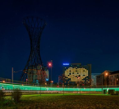 Münih 'teki Grand Westin Oteli' nin camları kalp şeklinde aydınlandı. 14 Nisan 2020 'de Almanya, Corona' ya karşı yardım eden herkese teşekkür ediyor. Salgın virüse karşı savaşalım.