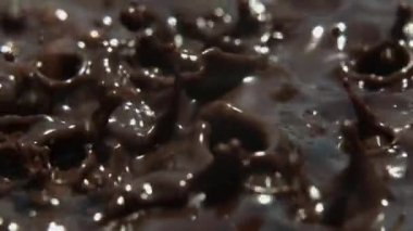 Çikolata yağmuru masa üstü makro çekim