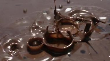 Çikolata masa üstü makro çekim damlaları düşen