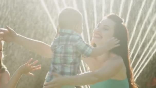 快乐家庭在后院母亲拥抱孩子微笑与阳光 — 图库视频影像