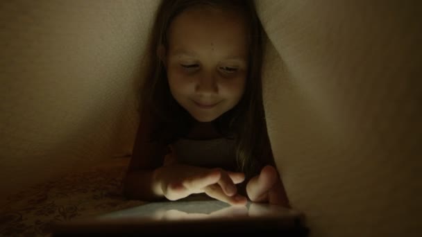 Kind Onder Deken Spelen Met Tablet — Stockvideo