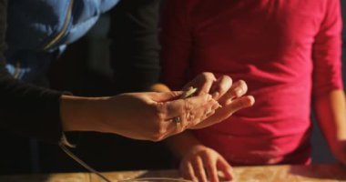 Anne gösteren kız eller mantı yemek yapmayı öğrenme ve aile akşam yemeği için hazırlanıyor Mantı köfte yemek yapmayı