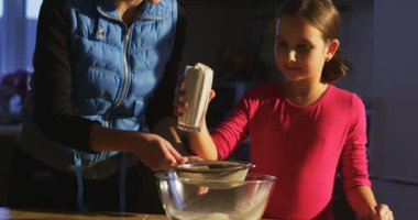 Un elemek ve birlikte yemek yapmayı öğrenme ve aile akşam yemeği için hazırlanıyor çocuk ile anne cook