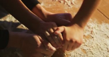 Birlikte anne ve çocuk aile yemeği pişirmek öğrenme ve aile akşam yemeği için hazırlama hazırlamak hamur yoğurma