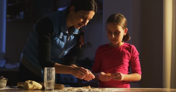 Küçük Şef Anne Ders Nasıl Yemek Annesi Mutfakta Yemek Yapmayı — Stok video