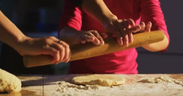 Ευτυχισμένη Οικογένεια Μαγείρεμα Σπιτικά Ζυμαρικά Λίγο Σεφ Μαθαίνοντας Από Μητέρα — Αρχείο Βίντεο