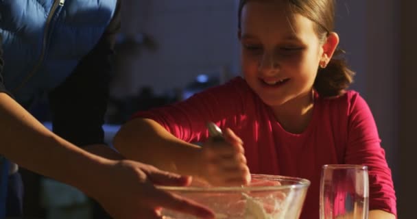 Ανάμειξη Μπολ Μητέρα Και Παιδί Προετοιμασία Φαγητού Μαζί Μαθαίνουν Μαγειρεύουν — Αρχείο Βίντεο