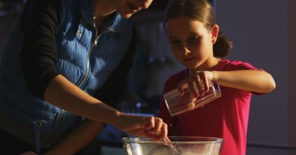 Laga Mat Tillsammans Och Blanda Skål Mamma Och Dotter Lära — Stockvideo