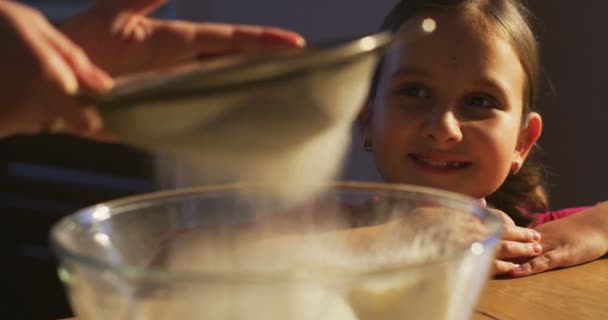 Tamizar Harina Cocinar Juntos Madre Hijo Aprender Cocinar Prepararse Para — Vídeos de Stock