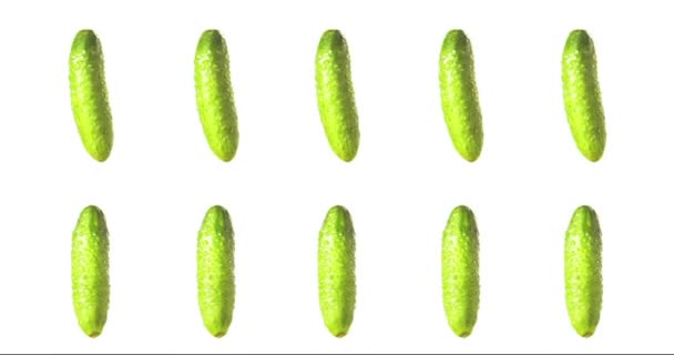 悬浮在空气中的白色背景食物中的黄瓜纺丝和旋转 — 图库视频影像