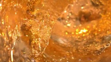 Soğuk bira Splash kutlama kavramı ile yüksek hızlı vurdu hayalet kamerada