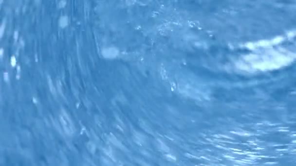 冷冰蓝水飞溅与下降宏观拍摄与慢动作相机 — 图库视频影像
