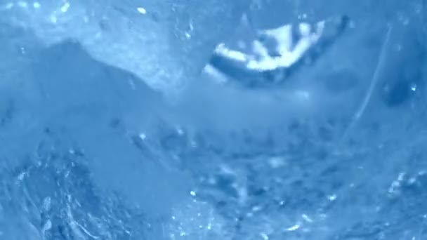 透明和纯净的饮用健康的水流动和形成波形状的宏与高速相机拍摄 — 图库视频影像