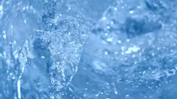 Inneren Eines Glases Sprudelnden Wassers Mit Spritzern Makroaufnahme Mit Zeitlupe — Stockvideo