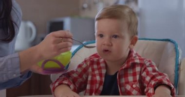 Çocuk yemek Gıda ve yem erkek bebek için anne çalışıyorum istemiyor