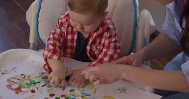 Bambino Bambino Sta Dipingendo Con Dita Del Palmo Utilizzando Vernice — Video Stock