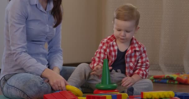 Criança Aprendendo Cores Diferentes Jogos Com Mãe — Vídeo de Stock