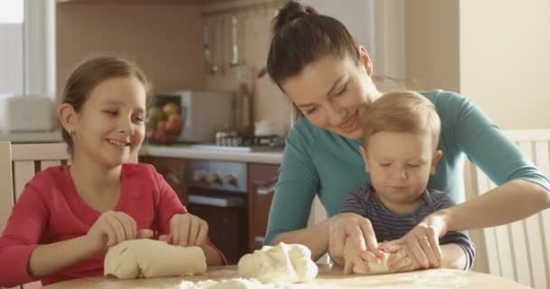 Filha Filho Ajudando Mãe Cozinhar Massa Amassar Cozinha Família Passar — Vídeo de Stock