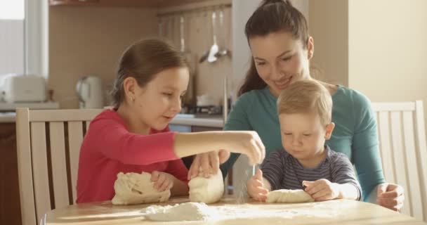 Familie Plezier Tijd Koken Samen Kneden Van Deeg Aan Keukentafel — Stockvideo