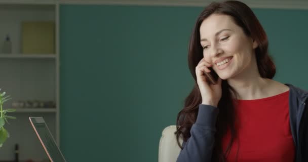 Retrato Una Hermosa Mujer Hablando Por Teléfono Recibiendo Buenas Noticias — Vídeos de Stock