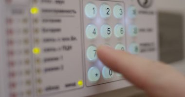 Arama kodu erkek parmak ev Closeup koruyan bir güvenlik kilidi sistemde vurdu kırmızı kamera