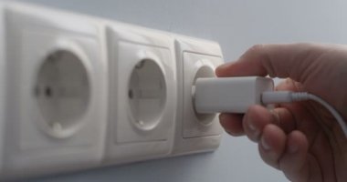 Enerji tasarrufu bir duvar soket kavramı içine bağlanan elektrik fişi Usb şarj cihazı üzerinde kırmızı kamera çekim el