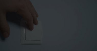 Ayarlama üzerinde yakın ışık kapama kadar kırmızı kamera mavi duvar iç vuruşta üzerinde parmak