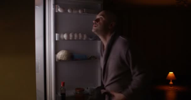 Голодный Человек Ест Еду Открытии Холодильника Ночью Делает Снимок Тарелки — стоковое видео