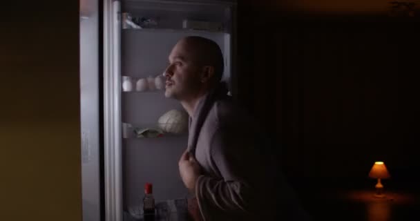 Голодный Человек Смотрящий Холодильник Берущий Тарелку Едой Ночью Забавный Выстрел — стоковое видео