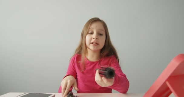 귀여운 Vlogger 비디오 온라인 Vlog 카메라에 브러쉬 총으로 그녀의 머리를 — 비디오