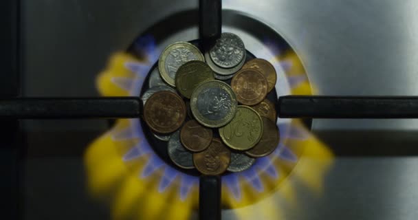 Concept Économie Gaz Pièces Monnaie Sur Poêle Feu Comme Économies — Video