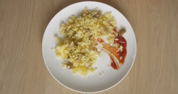 食べる食品の米のトップ タイムラプスの木製のテーブルにケチャップ ライスと肉プレートのビュー — ストック動画
