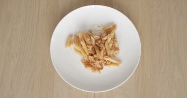 Zaman atlamalı yemek makarna Bolognese üst görünüm, plaka üzerinde ahşap bir masa yemek