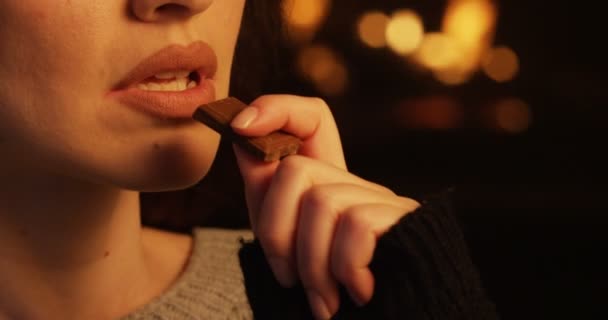 Bitting Chocolate Bar Primer Plano Pretty Girl Comiendo Postre Chimenea — Vídeos de Stock