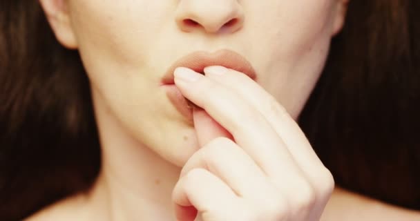 嘴唇吃巧克力吧一个亲密的女人沉溺于食物的味道 — 图库视频影像