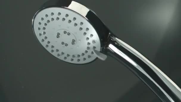 Cabeça Chuveiro Com Gotas Água Salpicando Correndo Torneira Banheiro Fluindo — Vídeo de Stock