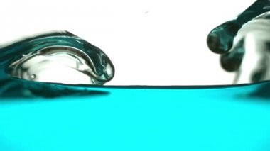 Ağır çekimde sıçramasına dalga su