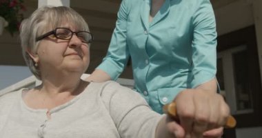 Kırmızı Kamera da Çekilen Açık Güneşli Gün Yardımcı Bir Hemşire veya Bakıcı Walk Senior Lady Yardım