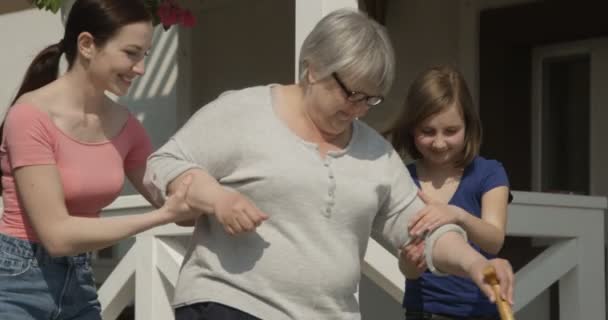 Ayudar Abuela Anciana Caminar Nieta Hija Cuidando Anciana Jubilada Sonriendo — Vídeos de Stock