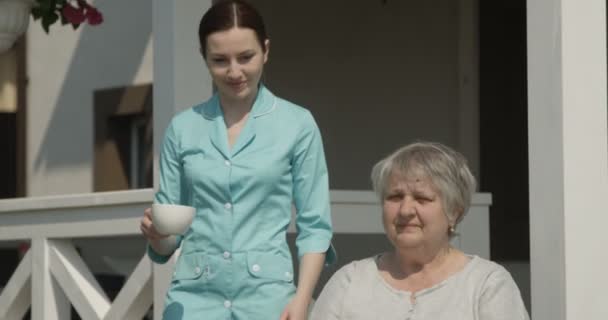 Idősek Otthonában Házmester Egy Csésze Kávét Boldog Nyugdíjas Mosolyogva Együtt — Stock videók