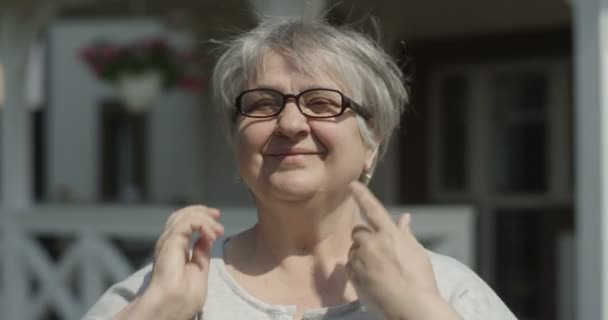 Portret Uśmiechniętej Starej Kobiety Okularach Patrząc Kamerę Zewnątrz Słoneczny Dzień — Wideo stockowe