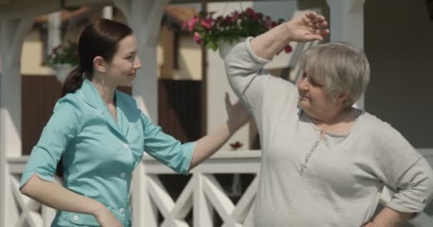 Donna Anziana Che Riceve Terapia Dal Fisioterapista Che Lavora Fuori — Video Stock